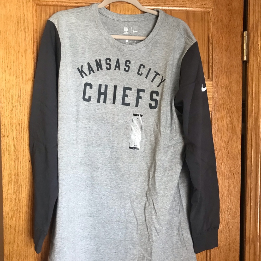 Brand new with tags! Men’s large Kansas City Chiefs crew neck sweatshirt